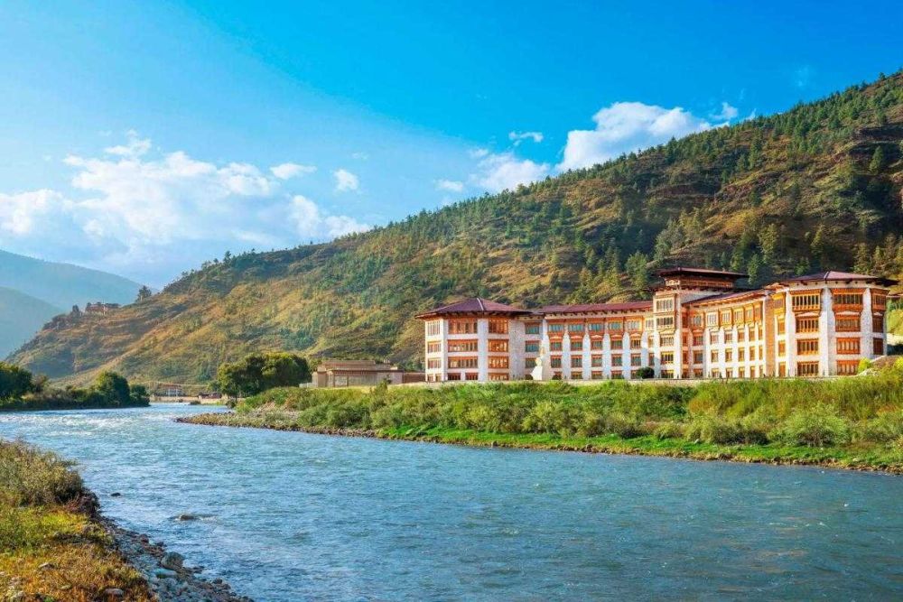 Day 01 : Arrive Paro  - Thimpu (165  kms / 5-6 hrs)