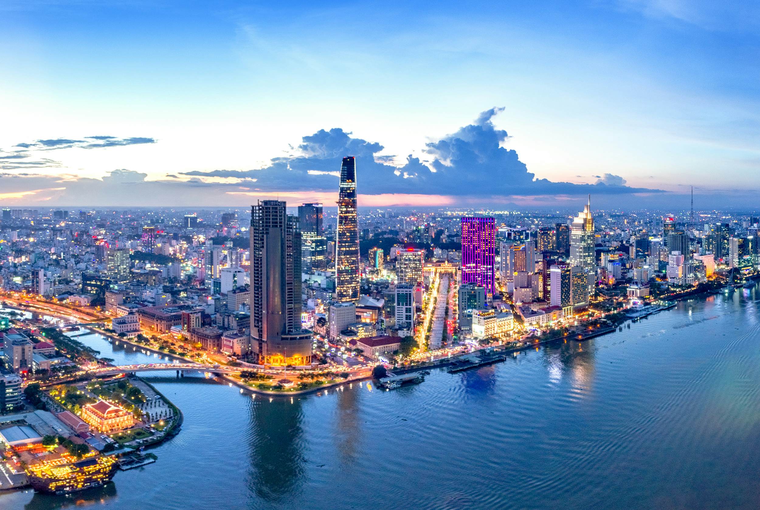 DAY 6 	DANANG - HO CHI MINH BY FLIGHT - HALF DAY CITY TOUR 